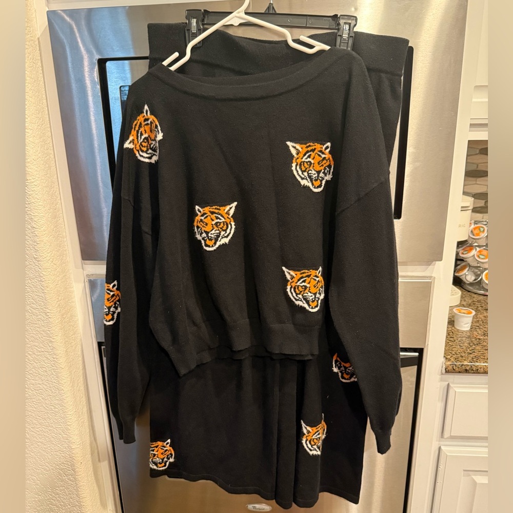 Dressed in Lala Tiger Set - size 2X